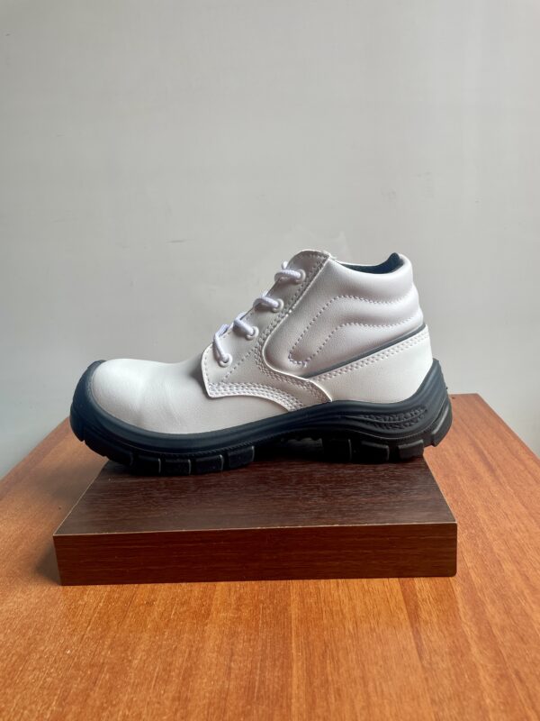 Dielectric boot 2023E